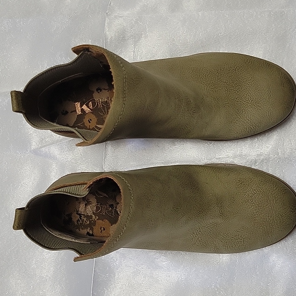 Korks By Kork Ease Elsie Bootie In Green Nubuck Size 8 Never Worn